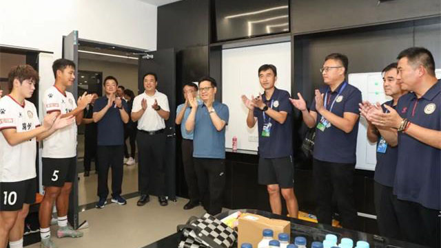 市委書記王劍鋒賽前看望常州隊(duì) 勉勵(lì)球員踢出水平展現(xiàn)